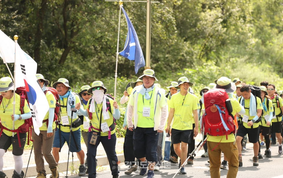 14일 오후 이화영 경기도 평화부지사가 ‘DMZ 155마일 걷기’ 대원들과 함께 신탄리역에서 고대산캠핑장까지 걷고 있다.