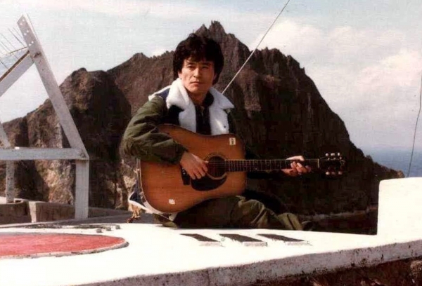 1984년 3월1일 독도 동도 정상 태극기 위에서 키타를 들고 기념촬영